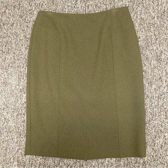 NWOT Halogen pencil skirt fully lined size 6. Back zip. Back vent slit - Picture 2 of 11